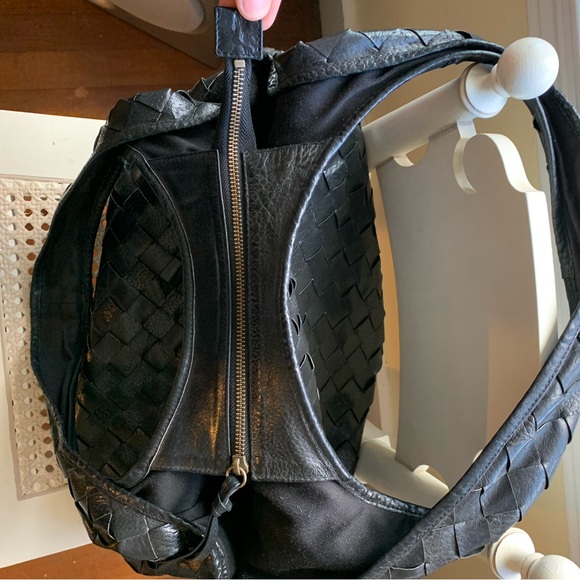 BLACK LEATHER CRISSCROSS BAG - Picture 8 of 10